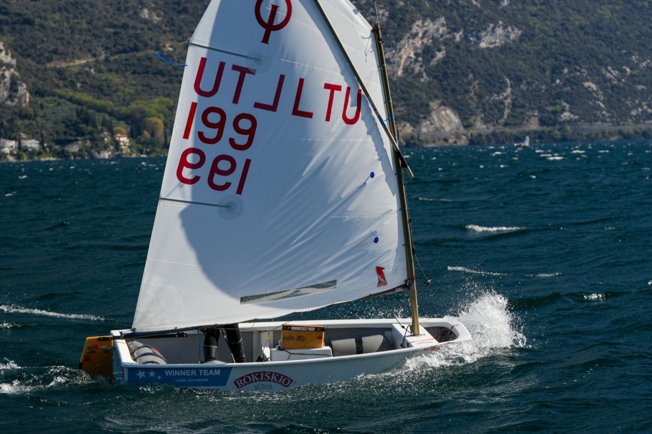 Optimist jachta su Rokiškio sūrio, HTCC ir WINNER TEAM ženklais